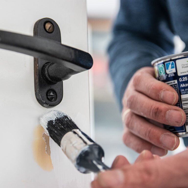 reparieren mit Holz Feinspachtel.